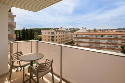 Suite Junior con vistas a la piscina del hotel HtopBliss Amatista. Foto 1