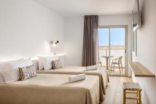 Habitación Doble con vistas a la piscina del hotel htop Amatista