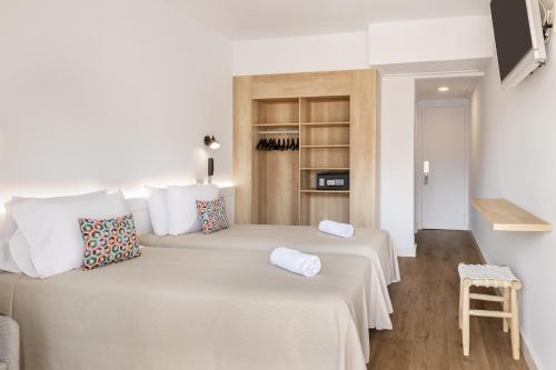 Habitación Doble con vistas a la piscina del hotel htop Amatista. Foto 3