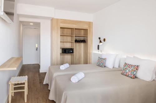 Habitación Doble con vistas a la piscina del hotel htop Amatista. Foto 7