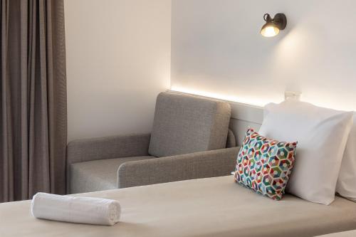 Habitación Triple con vistas a la piscina del hotel htop Amatista. Foto 7