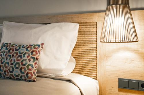 Suite con vistas a la piscina del hotel htop Amatista. Foto 1