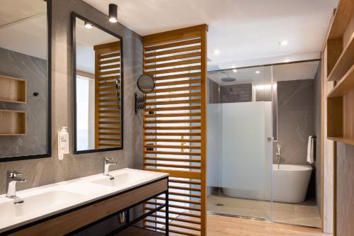 Suite Junior con vistas a la piscina del hotel htop Amatista. Foto 10