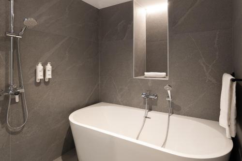 Suite Junior con vistas a la piscina del hotel htop Amatista. Foto 11