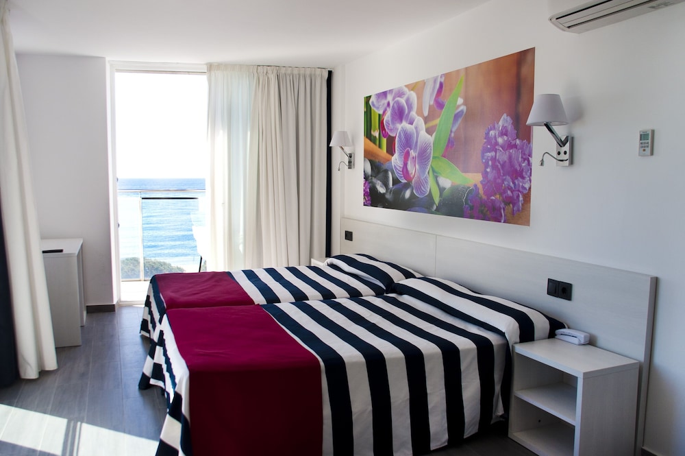 Habitación Triple del hotel Europa Spa. Foto 9