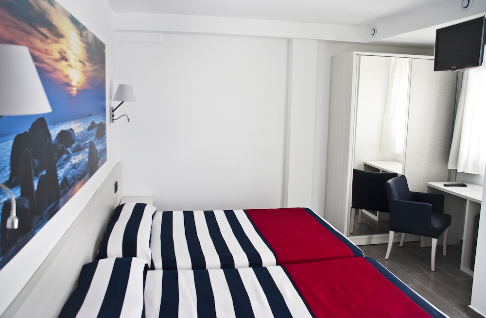 Habitación triple Vista Jardín del hotel Europa Spa. Foto 10