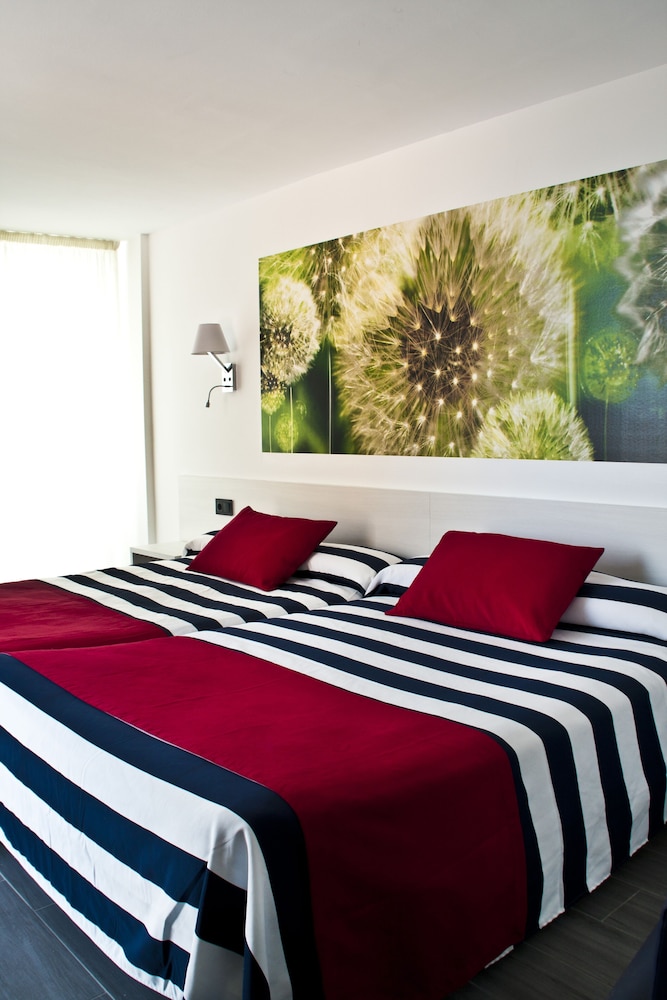 Habitación cuádruple Vista Jardín del hotel Europa Spa
