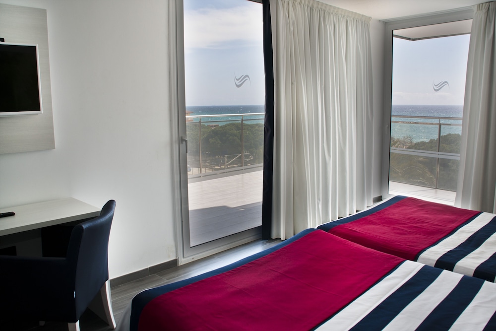 Habitación cuádruple Vista Jardín del hotel Europa Spa. Foto 1