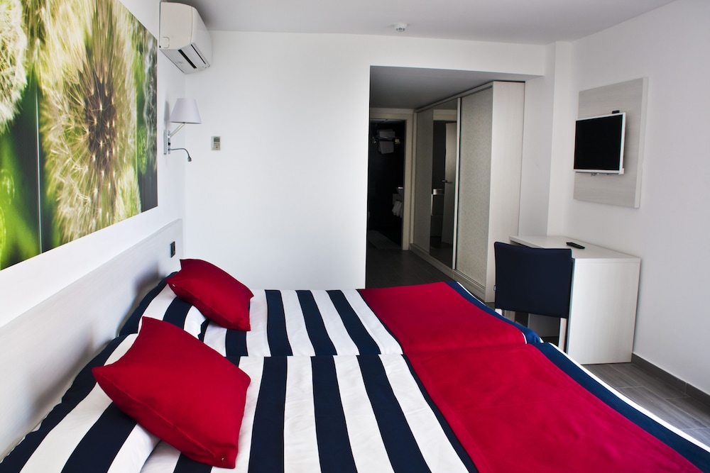 Habitación cuádruple Vista Jardín del hotel Europa Spa. Foto 4