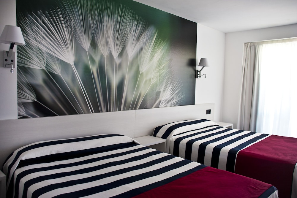 Habitación cuádruple Vista Jardín del hotel Europa Spa. Foto 7
