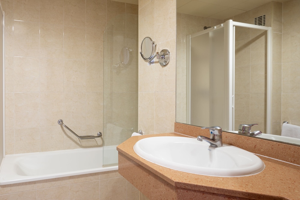 Habitación con 2 camas individuales, vistas al mar del hotel HTop Pineda Palace & Spa. Foto 4