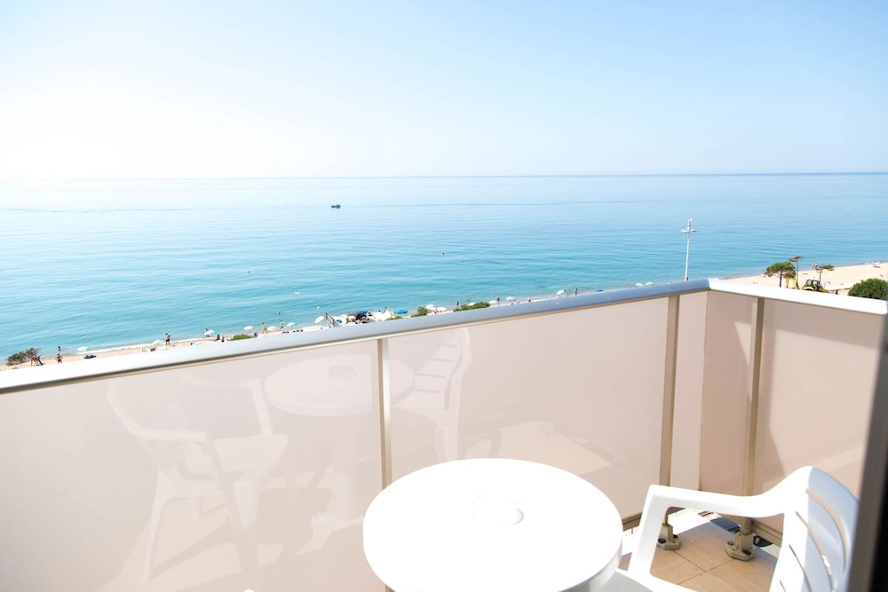 Habitación con 2 camas individuales, vistas al mar del hotel HTop Pineda Palace & Spa. Foto 5