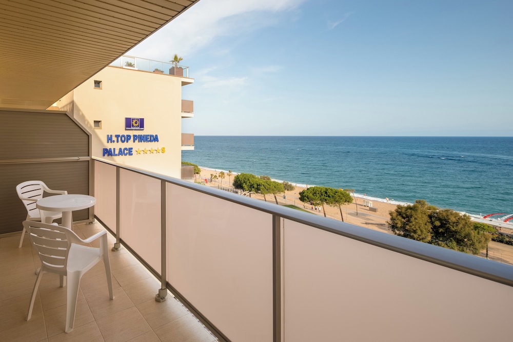 Habitación triple, vistas al mar del hotel HTop Pineda Palace & Spa