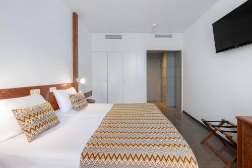 Habitación Triple Económica del hotel HTop Platja Park. Foto 1