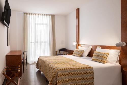 Habitación Triple Económica del hotel HTop Platja Park. Foto 2