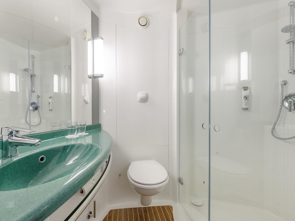 Habitación estándar con 2 camas individuales del hotel ibis Hotel Würzburg City. Foto 1