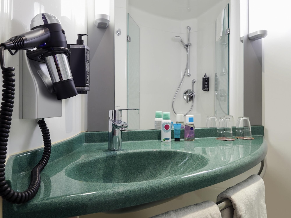 Habitación estándar con 2 camas individuales del hotel ibis Hotel Würzburg City. Foto 4