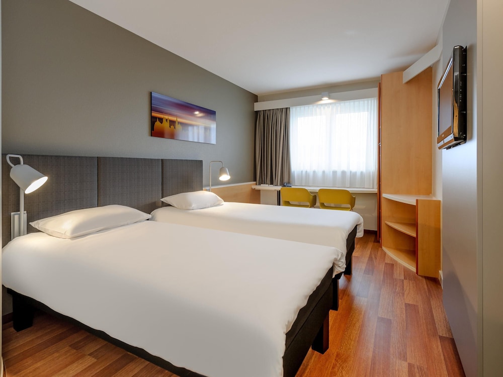 Habitación estándar con 2 camas individuales del hotel ibis Hotel Würzburg City. Foto 5