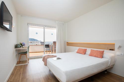 Habitación Triple con vistas del hotel Prestige Sant Marc. Foto 10
