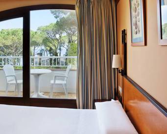 Habitación doble Comunicada del hotel Ilunion Caleta Park. Foto 1