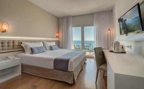 Habitación Doble Confort con vistas al mar y balcón del hotel Park San Jorge