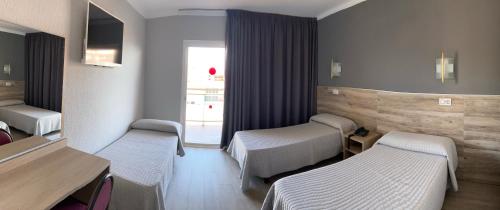 Habitación Triple del hotel Reymar. Foto 2