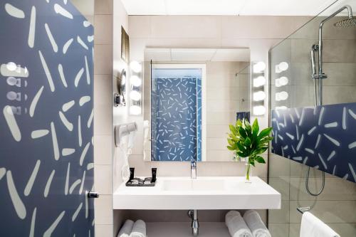 Design Premium Triple Room Pool View del hotel Aqua Onabrava and Spa. Foto 4