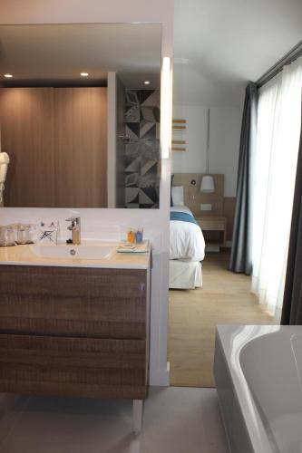 Suite Lumiere con piscina y vistas al mar del hotel Aqua Onabrava and Spa. Foto 6