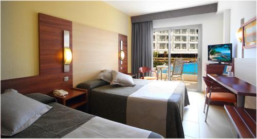 Habitación Triple Premium del hotel Aqua Aquamarina. Foto 3