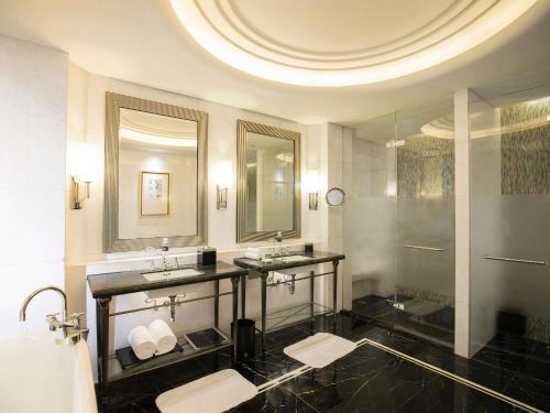 Deluxe Twin Room - First Round Minibar Soft Drink del hotel Fairmont Peace. Foto 3