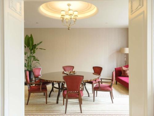 Signature Riverview Suite - First Round Minibar+Afternoon Tea+Dinner del hotel Fairmont Peace. Foto 3