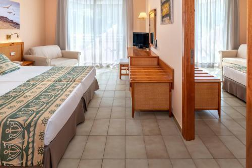 Habitación Doble con balcón - 1 o 2 camas del hotel GHT Oasis Tossa and Spa. Foto 1