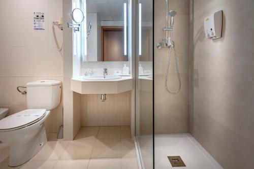 Habitación Triple del hotel GHT Oasis Tossa and Spa. Foto 5