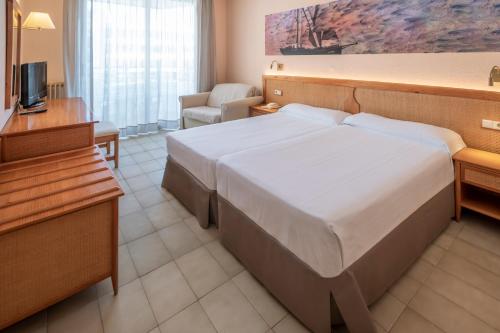 Habitación Triple del hotel GHT Oasis Tossa and Spa. Foto 9