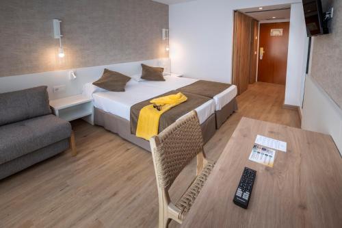 Habitación Doble con 2 camas individuales, cama supletoria y balcón del hotel GHT Costa Brava. Foto 5