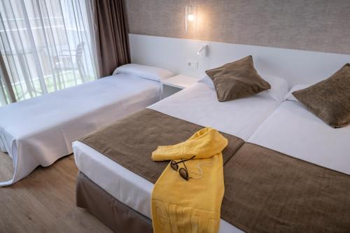 Habitación Doble con 2 camas individuales, cama supletoria y balcón del hotel GHT Costa Brava. Foto 6