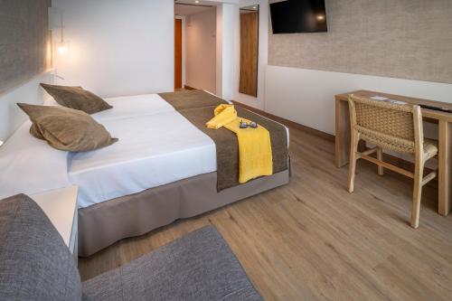 Habitación Doble con 2 camas individuales, cama supletoria y balcón del hotel GHT Costa Brava. Foto 7