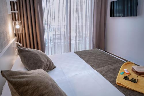 Habitación Doble con 2 camas individuales, cama supletoria y balcón del hotel GHT Costa Brava. Foto 9