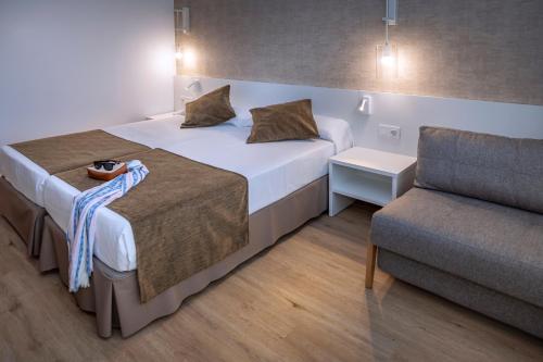 Habitación Doble con 2 camas individuales, cama supletoria y balcón del hotel GHT Costa Brava. Foto 10