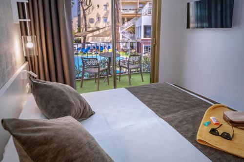Habitación Doble con balcón y vistas a la piscina - 2 camas del hotel GHT Costa Brava. Foto 9
