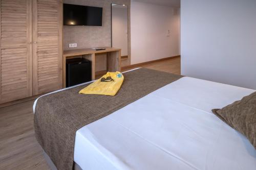 Habitación Doble con balcón y vistas a la piscina - 2 camas del hotel GHT Costa Brava. Foto 19