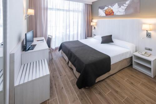 Habitación Cuádruple Estándar del hotel GHT Costa Brava