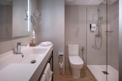 Habitación Cuádruple Estándar del hotel GHT Costa Brava. Foto 2