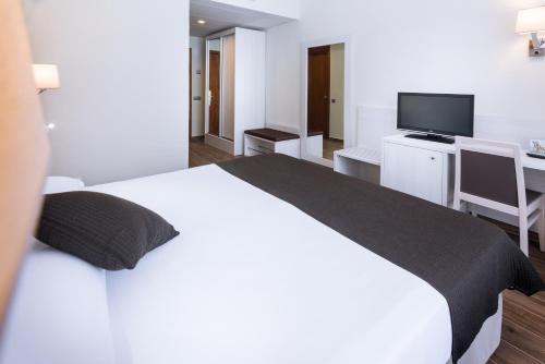 Habitación Doble con balcón - 2 camas del hotel GHT Costa Brava. Foto 3