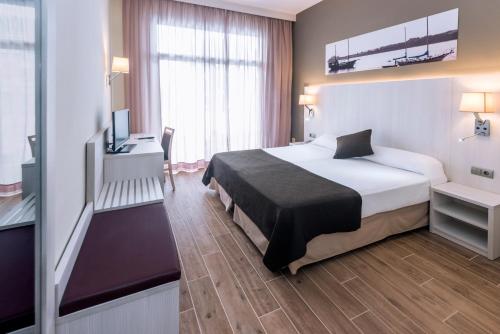 Habitación Doble con balcón - 2 camas del hotel GHT Costa Brava. Foto 4