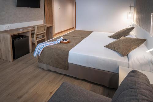 Habitación Doble con balcón - 2 camas del hotel GHT Costa Brava. Foto 7