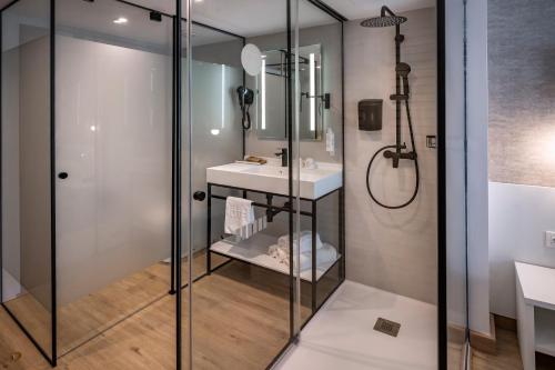 Habitación Doble con balcón - 2 camas del hotel GHT Costa Brava. Foto 9