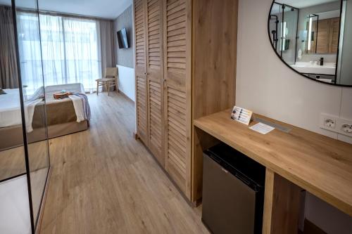 Habitación Doble con balcón - 2 camas del hotel GHT Costa Brava. Foto 12
