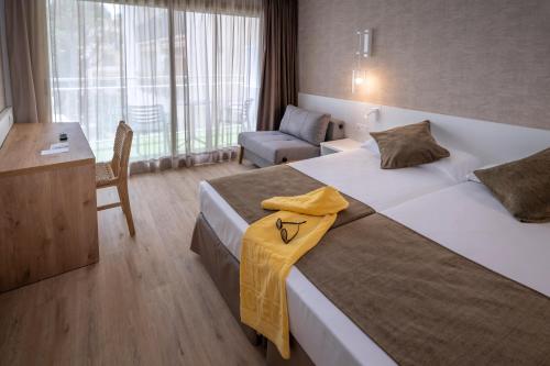 Habitación Doble con balcón - 2 camas del hotel GHT Costa Brava. Foto 13
