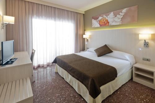 Habitación Doble con balcón - 2 camas del hotel GHT Costa Brava. Foto 29